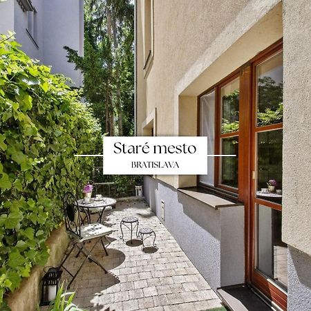 Stylish Historical Apartment + Backyard Братислава Экстерьер фото